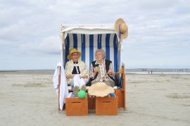 Ältere Damen im Strandkorb an der Nordsee 