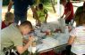 Kinder basteln beim Werscherberg Sommerfest