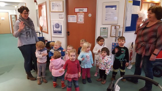Weihnachtssingen Kinder singen Weihnachtslieder