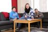 Jungen spielen mit Spielkonsole Jungen spielen mit Spielkonsole