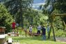 Kinder spielen mit Wasser Kinder spielen mit Wasser