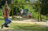 Kinder auf dem Spielplatz Kinder auf dem Spielplatz
